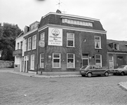 60547 Gezicht op café De Kruif (Koolstraat 2) te Utrecht, met links de ingang van de Dijkstraat met de huizen nrs. 5-6 ...